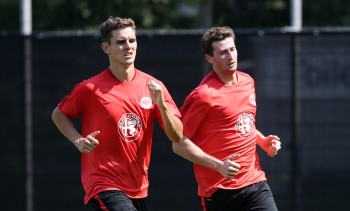 Hoffen auf einen Startelfeinsatz gegen Gladbach. Johannes Flum (li.) und David Abraham (re.)