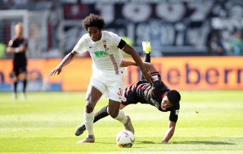 Immer mit vollem Einsatz dabei: Carlos Zambrano. Hier im Zweikampf mit Caiuby. 