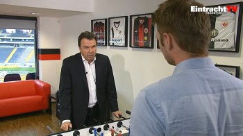 Heribert Bruchhagen (li.) stellte sich am Tischkicker den Fragen von EintrachtTV-Moderator Jan Martin Strasheim (Foto: EintrachtTV)