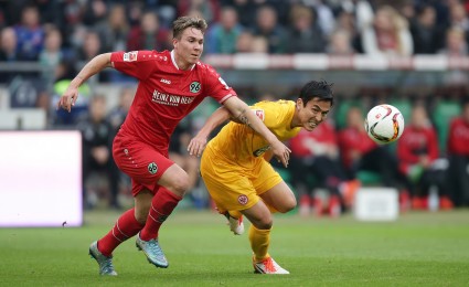 Der Hannoveraner Felix Klaus im Zweikampf mit Makoto Hasebe