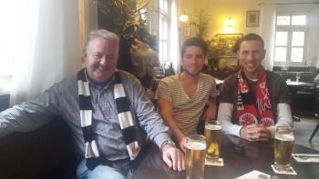 "In cervisia veritas." Paul, Justin und SGE4EVER.de-Redakteur Christopher beim lockeren Plausch vor dem letzten Heimspiel der Saison im Frankfurter Haus.