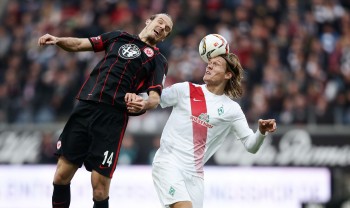 Er trifft mit dem Kopf.....