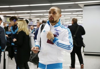 Sidney Sam befand sich auch am Flughafen Frankfurt. Für ihn ging es aber mit dem FC Schalke 04 nach Florida.