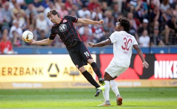 David Abraham im Zweikampf mit Caiuby