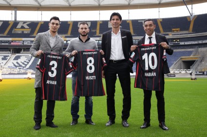 Die Winterneuzugänge mit Sportdirektor Hübner (2.v.r.): Ayhan, Huszti und Fabián (v.l.) | Los fichajes de invierno con el director de deportes Hübner: Ayhan, Huszti y Fabián