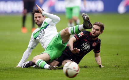 Marc Stendera im Zweikampf mit Christian Träsch