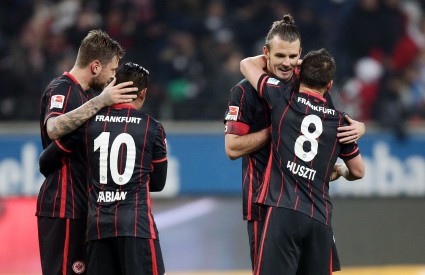 Marco Russ, Marco Fabián, Alex Meier und Szabolcs Huszti feiern den 3:2-Sieg über Wolfsburg