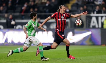 Alex Meier im Zweikampf mit Vieirinha