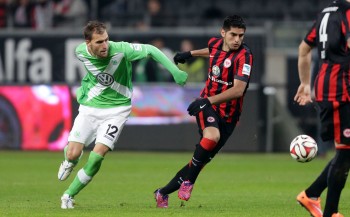 Abwehrchef Carlos Zambrano im Zweikampf