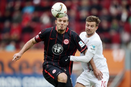 Alex Meier im Zweikampf mit Daniel Baier