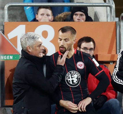 Eine versöhnliche Szene kurz vor Schluss: Armin Veh bei der Einwechslung von Haris Seferovic 