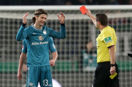 Ob unberechtigte Rote Karten bald der Vergangenheit angehören? Der DFB jedenfalls unterstützt die Einführung des Videobeweises. Auch Ex-Adler Martin Lanig war nicht immer zufrieden mit den Tatsachenentscheidungen der Schiedsrichter.