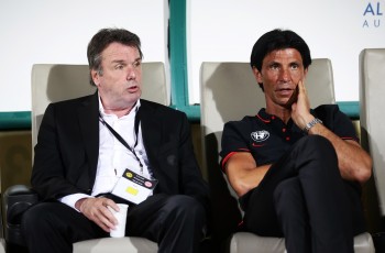 Wollen dank der Neuzugänge eine "Rückrunde der Schande" vermeiden. Vorstandsboss Heribert Bruchhagen (li.) und Sportdirektor Bruno Hübner (re.).