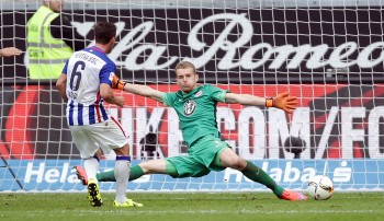 Lukas Hradecky beim Gegentreffer zum 1:1 im Hinspiel