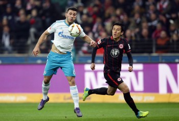 Makoto Hasebe im Zweikampf mit Sead Kolasinac