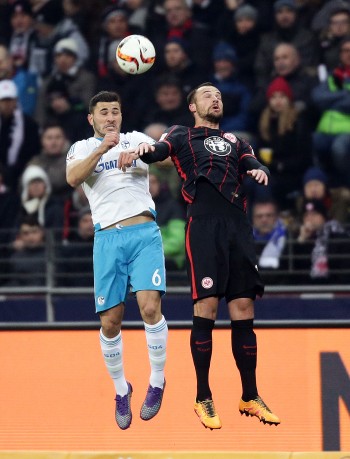 Sead Kolasinac im Kopfballduell mit Haris Seferovic.