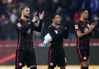 Haris Seferovic, Marco Fabian und Slobodan Medojevic bedanken sich nach dem Spiel bei den Fans.