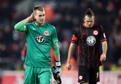 Lukas Hradecky und Alexander Meier nach dem Schlusspfiff