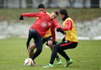 Bringt seine Kollegen aus der Verteidigung bereits wieder zur Verzweifelung. Sonny Kittel im Duell gegen Carlos Zambrano und Timothy Chandler.