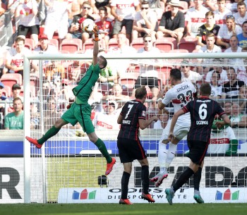 Lukas Hradecky klärt vor Daniel Ginczek