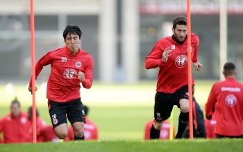 Die Sperren von Makoto Hasebe (li.) und David Abraham (re.) reißen das funktionierende Defensivgefüge schmerzhaft auseinander.