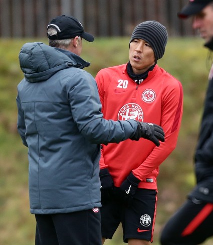 Makoto Hasebe im Zwiegespräch mit Trainer Veh