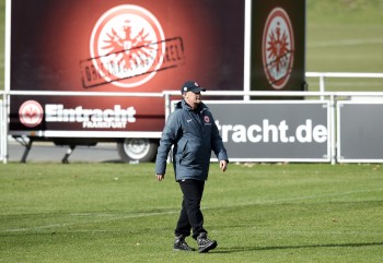 Armin Veh steht mächtig unter Druck. Tüftelt er die richtige Aufstellung für die nächste Partie aus?