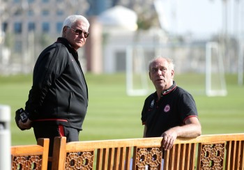 Steubing stellt sich sch&uuml;tzend vor Pr&auml;sident Peter Fischer.