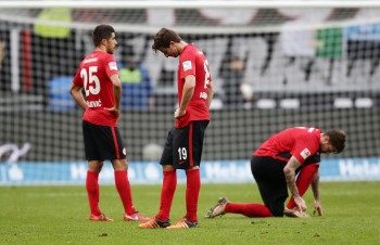 Slobodan Medojevic, David Abraham, Marco Russ enttäuscht nach dem Spiel. 