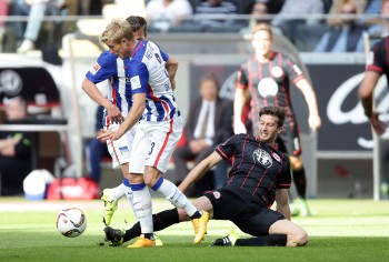 Bekommt es heute wieder mit der starken Offensive der Berliner zutun. David Abraham.