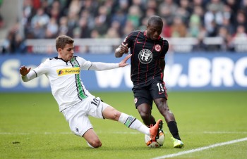 Constant Djakpa im Zweikampf mit Thorgan Hazard