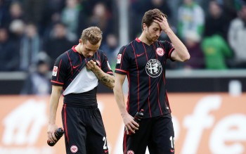 Sonny Kittel und David Abraham enttäuscht nach Spielende.