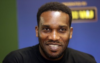 Jay Jay Okocha schoss sein Zaubertor gegen den KSC in einer Englischen Woche.