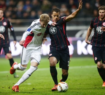 Timothy Chandler im Zweikampf mit Stefan Kießling