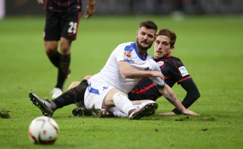 Ex-SGEler Marcel Heller im Bodenkampf mit Bastian Oczipka