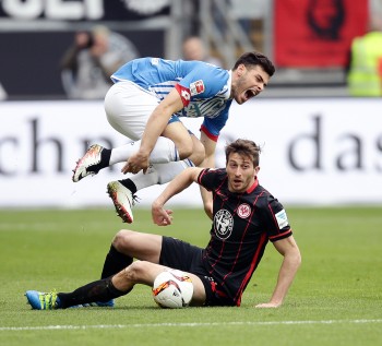 David Abraham im Duell mit Kevin Volland.
