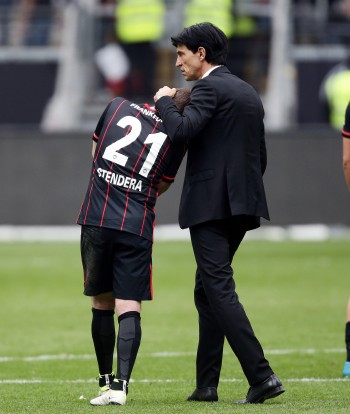 Marc Stendera musste nach seinem folgenschweren Patzer von Bruno Hübner nach dem Spiel aufgebaut werden.