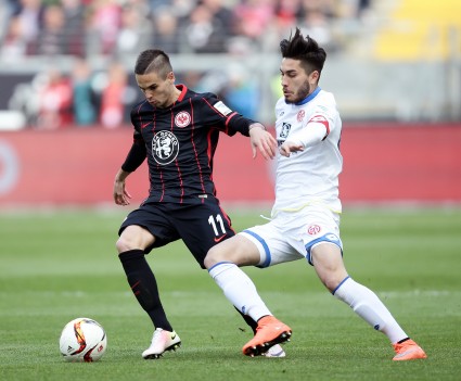 Mijat Gacinovic im Zweikampf mit Suat Serdar