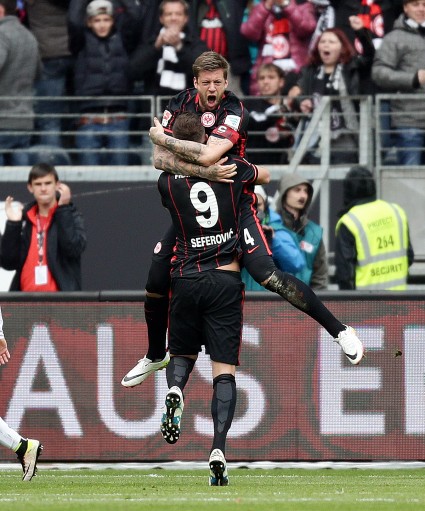 Marco Russ bejubelt mit Haris Seferovic sein Tor zum 1:1.