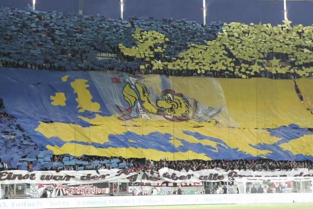 Die beeindruckend Choreographie der Eintrachtfans zum Halbfinale.
