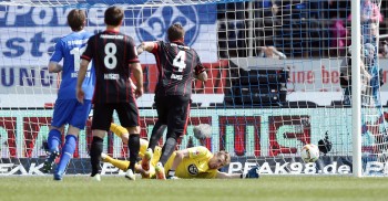 Lukas Hradecky hielt seinen ersten Elfmeter in der Bundesliga.