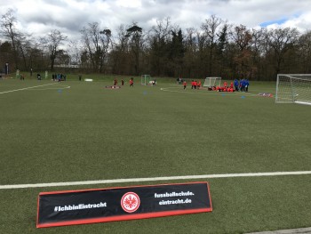Während sich Niko Kovac im Bauch des Waldstadions den Fragen der Presse stellte, trainierte auf dem Kunstrasenplatz im Freien die Zukunft des Vereins.