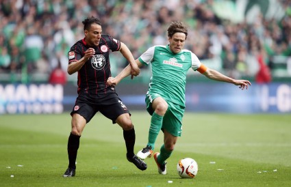 Änis Ben-Hatira im Zweikampf mit Clemens Fritz