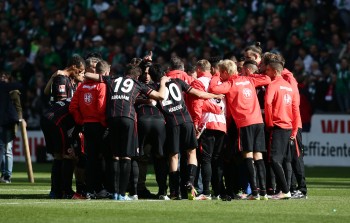 Niko Kovac baute seine Mannschaft nach dem Schlusspiff in Bremen sofort wieder auf.