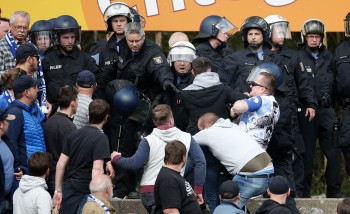 Für manche "Fans" gehören Solche Szenen zu ihrem Fandasein dazu.