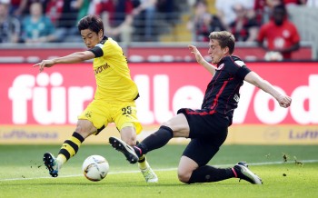 Bastian Oczipka im Zweikampf mit Shinji Kagawa.