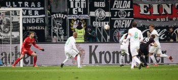 Stefan Aigner erzielt den Siegtreffer zum 2:1 im Hinspiel.