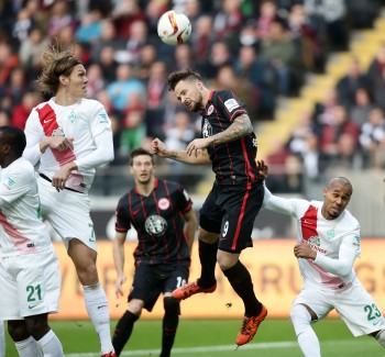 Jannik Vestergaard (Bremen) und Haris Seferovic im Luftkampf