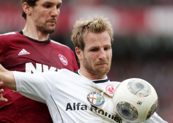 Saison 2014/15: Stefan Aigner im Zweikampf mit Emanuel Pogatetz