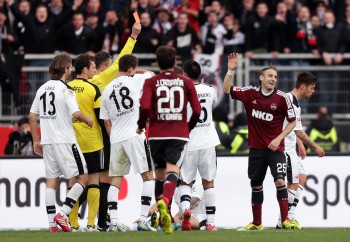 Rote Karte für den Nürnberger Javier Pinola (2014/15)